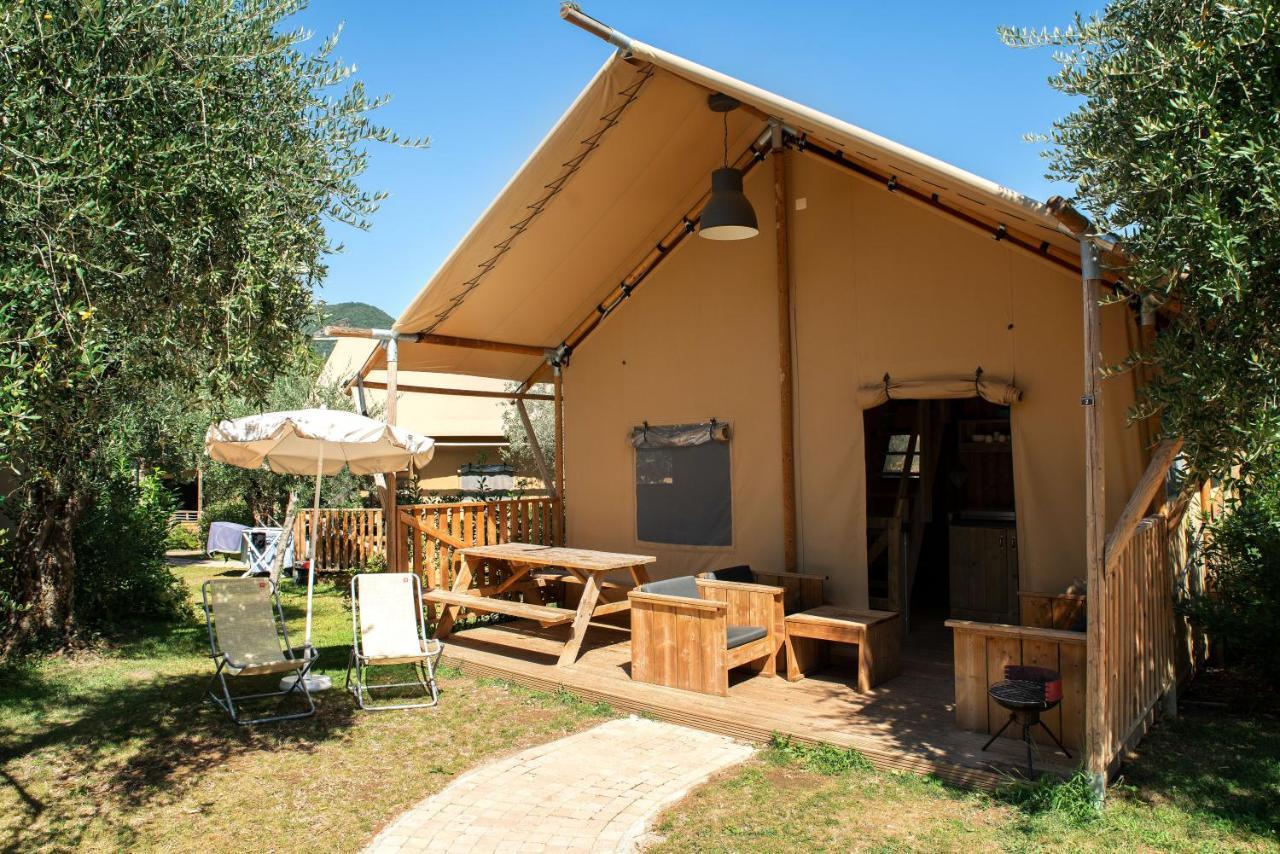 Weekend Glamping Resort San Felice del Benaco Ngoại thất bức ảnh